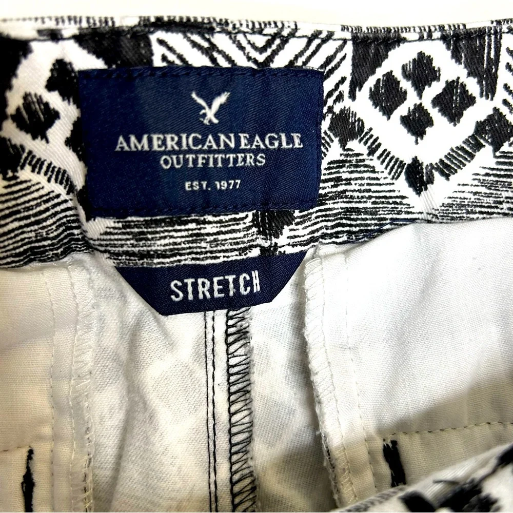 American Eagle Stretch Midi Shorts Distressed White & Black Patterned Size 0
